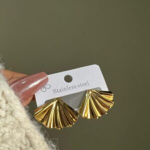 أضيفي لمسة من الأناقة الساحرة المستوحاة من أعماق البحار إلى إطلالتك مع هذا الحلق الذهبي بتصميم الصدفة. تصميم فريد يجمع بين الرقة والفخامة، مما يجعله مثالياً للمناسبات الخاصة أو كإضافة مميزة لإطلالتك اليومية.